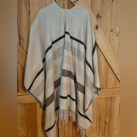 Banana Republic poncho - Picture 6 of 6